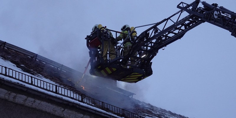 FW Dresden: Dachstuhlbrand in leerstehenden Gebäude - Foto: presseportal.de