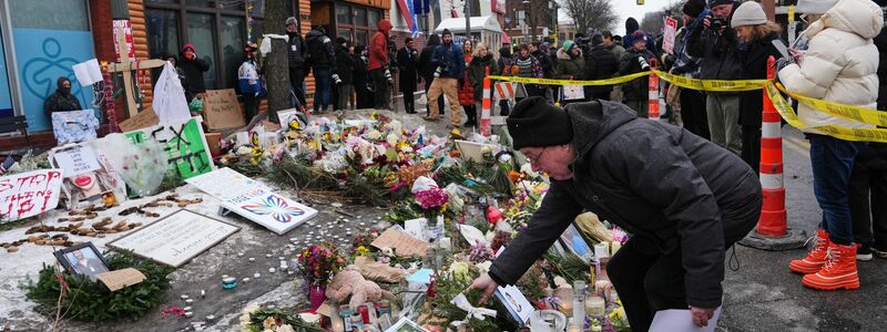 Nicht nur in Minneapolis trauern und protestieren die Menschen nach den tödlichen Schüssen auf Alex Pretti bei einem Einsatz von Bundesbeamten. (Archivbild) - Foto: Adam Gray/AP/dpa