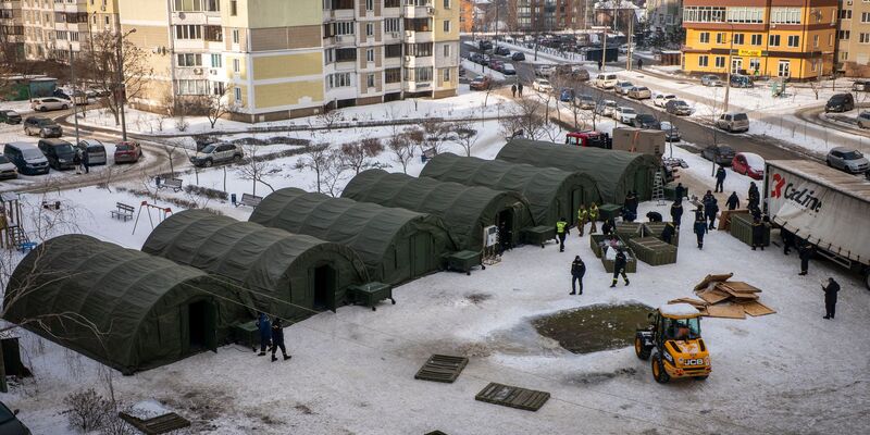 In diesen Zelten sollen sich Kiewer aufwärmen, deren Häuser ohne Heizung sind.  - Foto: Dan Bashakov/AP/dpa