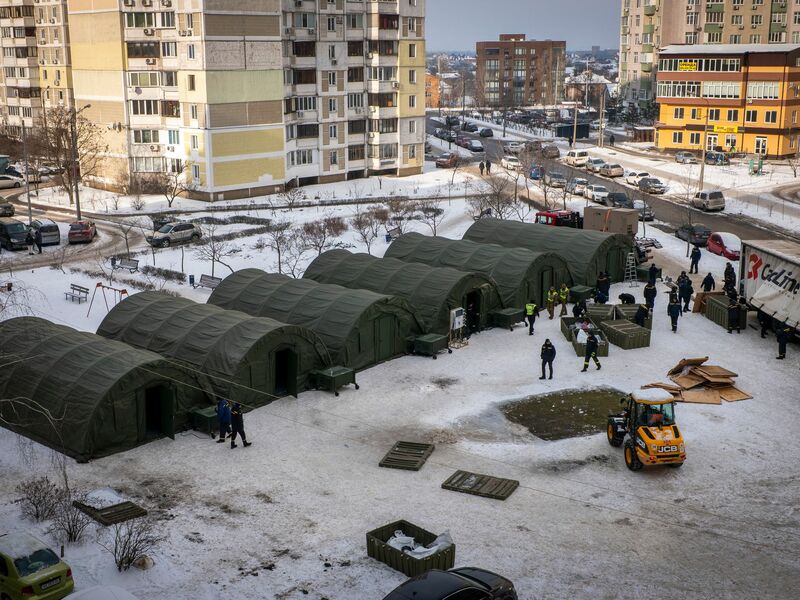 In diesen Zelten sollen sich Kiewer aufwärmen, deren Häuser ohne Heizung sind.  - Foto: Dan Bashakov/AP/dpa