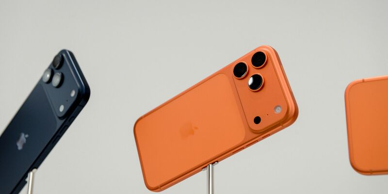 Die iPhone-17-Modellreihe half Apple Marktforschern zufolge, zum Smartphone-Spitzenreiter zu werden. (Archivbild) - Foto: Andrej Sokolow/dpa/dpa-tmn