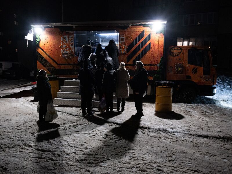 In Kiew stehen Bürger für warme Mahlzeiten Schlange, da es in vielen Häusern weder Strom noch Fernwärme gibt. - Foto: Danylo Antoniuk/AP/dpa