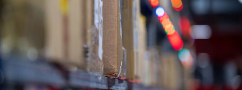Täglich werde nach Branchenangaben etwa 400.000 Pakete von Shein und Temu an deutsche Kunden verschickt. - Foto: Hendrik Schmidt/dpa