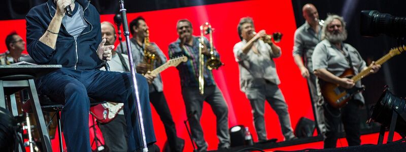 Seine letzten Konzerte musste Phil Collins sitzend absolvieren. (Archivbild) - Foto: Christoph Schmidt/dpa