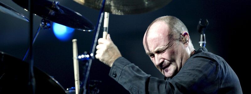 Sein geliebtes Schlagzeug kann Phil Collins aufgrund gesundheitlicher Probleme nicht mehr spielen. (Archivbild) - Foto: picture alliance / dpa
