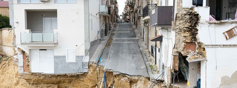 Gefährdete Häuser und beschädigte Straßen in dem vom Erdrutsch betroffenen Gebiet in Niscemi. - Foto: Andrea Petrelli/IPA via ZUMA Press/dpa