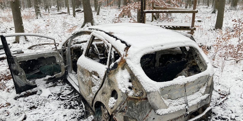 POL-SO: Ausgebrannter Ford in Waldstück gefunden - Foto: presseportal.de