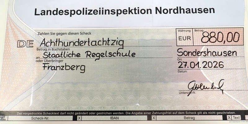 LPI-NDH: Landespolizeiinspektion Nordhausen übergibt Spendengelder des Weihnachtskonzertes in der Regelschule Franzberg Sondershausen - Foto: presseportal.de