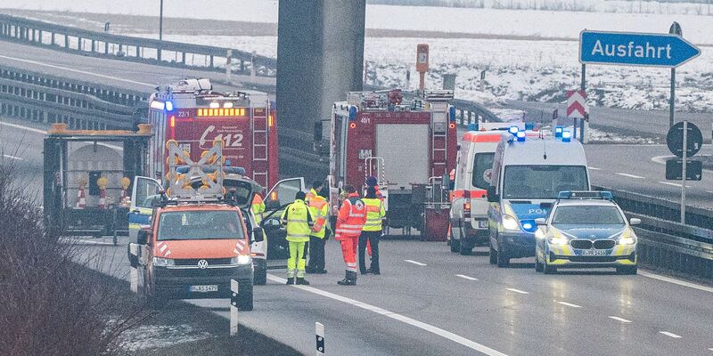 Auch am Morgen ist die A3 noch gesperrt. - Foto: Armin Weigel/dpa