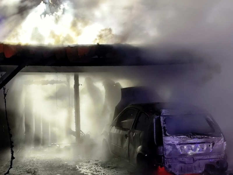 FW Lage: Carportbrand in Lage-Waddenhausen - Foto: presseportal.de