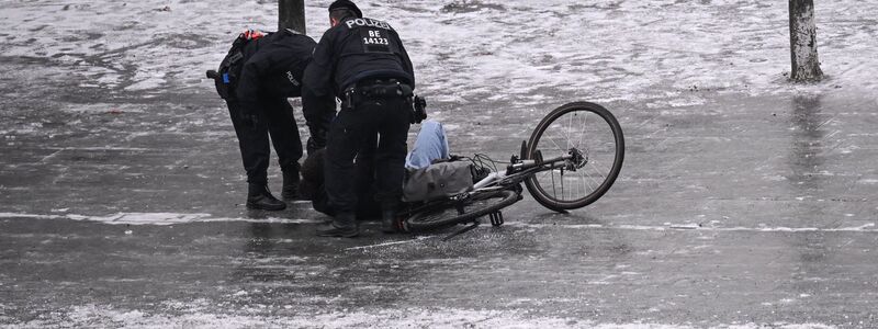 In Berlin ist es seit Tagen glatt (Archivbild). - Foto: Britta Pedersen/dpa
