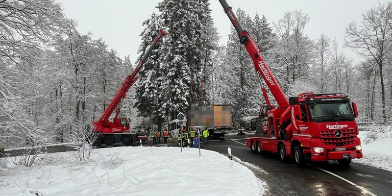 POL-HX: Lkw rutsch in Graben - Polizei zieht witterungsbedingte Einsatzbilanz - Foto: presseportal.de