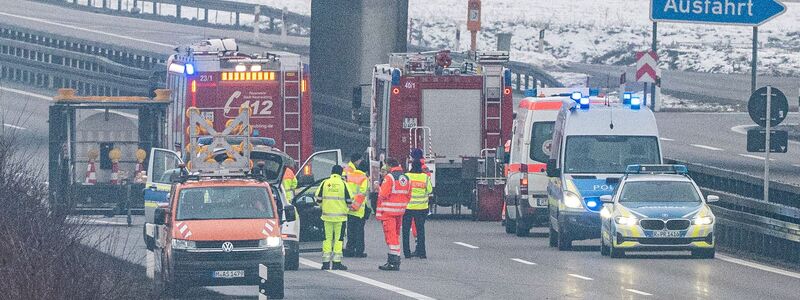 Die Autobahn 3 wurde nach dem Fund in beide Richtungen gesperrt. - Foto: Armin Weigel/dpa