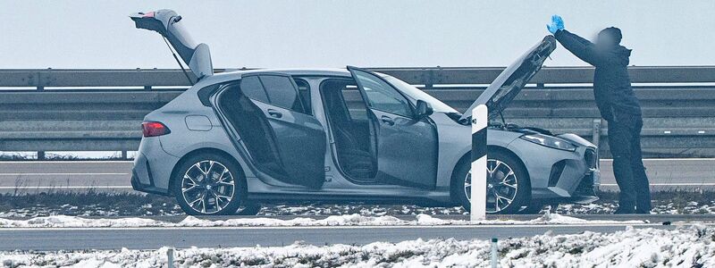 Spezialisten des bayerischen Landeskriminalamts nahmen den Fund im Wagen unter die Lupe. - Foto: Armin Weigel/dpa