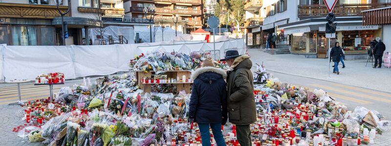 Das Gedenken an die Opfer ist in Crans-Montana allgegenwärtig (Archivbild) - Foto: Cyril Zingaro/KEYSTONE/dpa