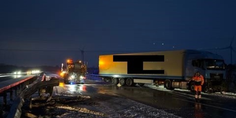 POL-ROW: Autobahn 1 nach Glätte-Unfällen voll gesperrt - Foto: presseportal.de
