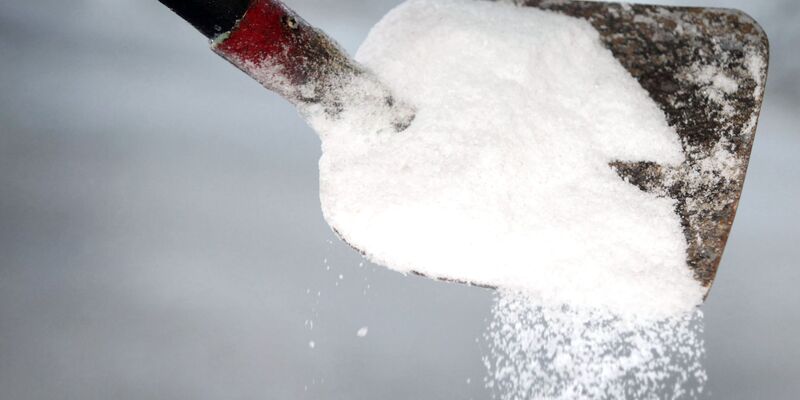 In Hamburg ist der Einsatz von Tausalz vorübergehend wieder erlaubt. (Symbolbild) - Foto: picture alliance / dpa