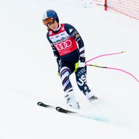 Lindsey Vonn rutscht nach ihrem Sturz in Crans-Montana langsam ins Ziel. - Foto: Jean-Christophe Bott/KEYSTONE/dpa