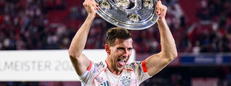 Mit «vollen Händen», wie hier mit der Meisterschale 2025, will sich Leon Goretzka aus München verabschieden. - Foto: Tom Weller/dpa
