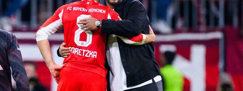 Bayern-Trainer Vincent Kompany (r) schätzt Leon Goretzkas (l) professionelle Einstellung. (Archiovbild) - Foto: Tom Weller/dpa