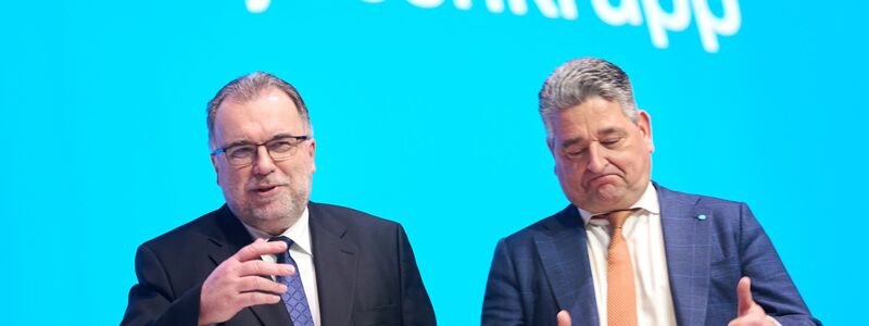 Thyssenkrupp-Chefaufseher Russwurm (li.) und Vorstandschef López lassen sich vor Beginn der Hauptversammlung fotografieren. - Foto: Bernd Thissen/dpa