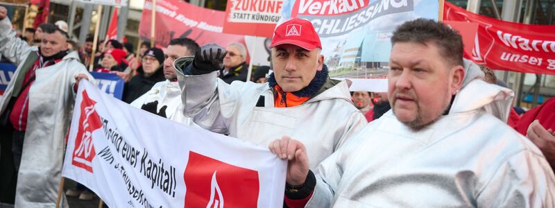 «Der Mensch gehört in den Mittelpunkt - nicht die Rendite!»: Beschäftigte von Thyssenkrupp fordern von der Aktionären den Verzicht auf eine Dividende. - Foto: Bernd Thissen/dpa