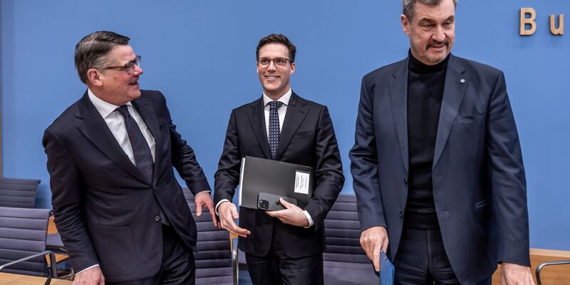 Sie nennen sich «Drei-Löwen-Allianz»: Boris Rhein, Manuel Hagel und Markus Söder. - Foto: Michael Kappeler/dpa