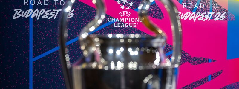 Der begehrte Henkelpott bei der Auslosung am Freitag. - Foto: Martial Trezzini/KEYSTONE/dpa