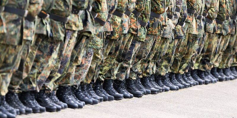 Konkret heißt es in dem Antrag, sowohl Frauen als auch Männer sollten den Fragebogen «verpflichtend» ausfüllen. (Symbolbild) - Foto: Julian Stratenschulte/dpa