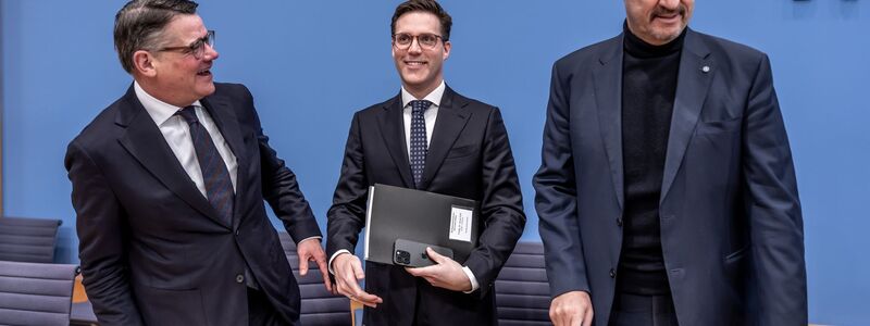 Sie nennen sich «Drei-Löwen-Allianz»: Boris Rhein, Manuel Hagel und Markus Söder. - Foto: Michael Kappeler/dpa