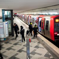 Im U-Bahnhof Wandsbek Markt hat ein 25-Jähriger eine junge Frau mit in den Tod gerissen. - Foto: Daniel Bockwoldt/dpa