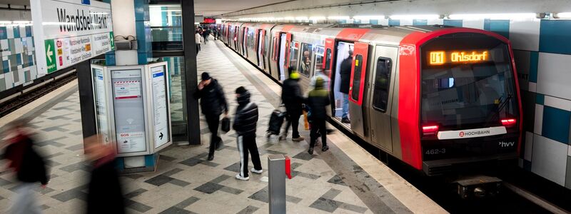 Im U-Bahnhof Wandsbek Markt hat ein 25-Jähriger eine junge Frau mit in den Tod gerissen. - Foto: Daniel Bockwoldt/dpa