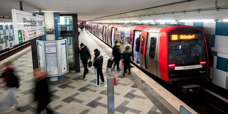 Im U-Bahnhof Wandsbek Markt hat ein 25-Jähriger eine junge Frau mit in den Tod gerissen. - Foto: Daniel Bockwoldt/dpa
