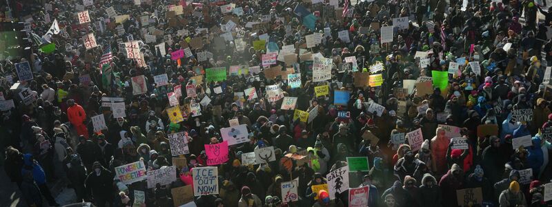 Menschen protestieren aktuell vielerorts gegen Bundesbeamte der Einwanderungsbehörde. (Archivbild) - Foto: Angelina Katsanis/FR172095 AP/AP/dpa