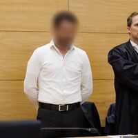 Das Urteil nach Schüssen auf ehemaligen Boxprofi in Bielefeld ist rechtskräftig. Der zu diesem Zeitpunkt Angeklagte (l.) stand zum Prozessauftakt neben seinem Verteidiger Tobias Diedrich.  - Foto: Friso Gentsch/dpa