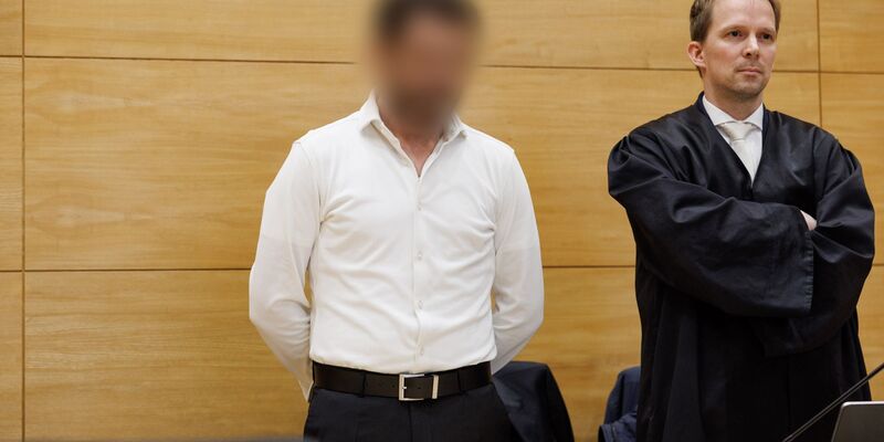 Das Urteil nach Schüssen auf ehemaligen Boxprofi in Bielefeld ist rechtskräftig. Der zu diesem Zeitpunkt Angeklagte (l.) stand zum Prozessauftakt neben seinem Verteidiger Tobias Diedrich. - Foto: Friso Gentsch/dpa