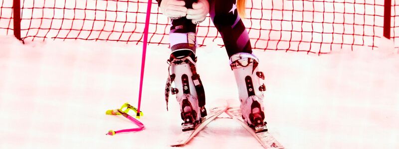 Lindsey Vonn hält sich nach ihrem Sturz in Crans-Montana das linke Knie. - Foto: Jean-Christophe Bott/KEYSTONE/dpa