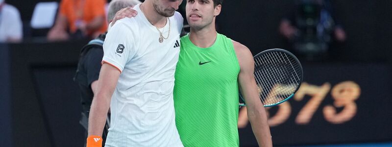 Alexander Zverev und Carlos Alcaraz nach dem Match. - Foto: Asanka Brendon Ratnayake/AP/dpa