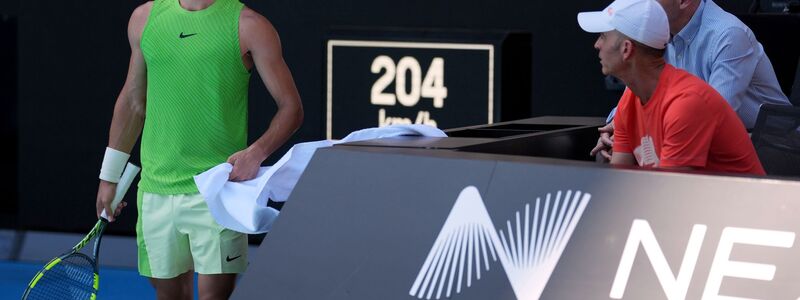 Carlos Alcaraz hatte große körperliche Probleme. - Foto: Dita Alangkara/AP/dpa