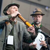 Klang von allen Teilnehmern am besten wie ein Hirsch: Der Gewinner der Deutschen Meisterschaft der Hirschrufer, Thomas Soltwedel (links). - Foto: Max Lametz/dpa