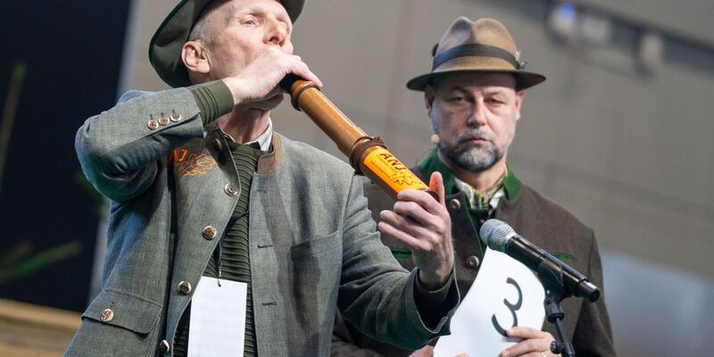 Klang von allen Teilnehmern am besten wie ein Hirsch: Der Gewinner der Deutschen Meisterschaft der Hirschrufer, Thomas Soltwedel (links). - Foto: Max Lametz/dpa
