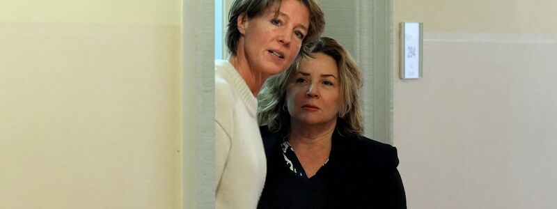 Christina Block eilte ihrer in Tränen aufgelösten Verwandten hinterher und schirmte sie zusammen mit Gül Pinar, der Verteidigerin eines anderen Angeklagten, vor Fotografen ab. - Foto: Marcus Brandt/dpa