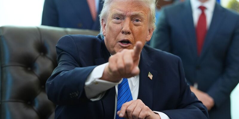 Weitere Kriegsschiffe seien unterwegs in Richtung Iran, sagt US-Präsident Donald Trump. - Foto: Evan Vucci/AP/dpa