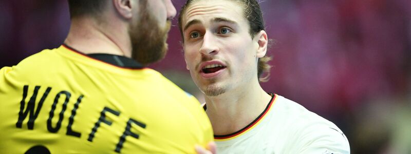 Diskussionsbedarf zwischen Andreas Wolff und Juri Knorr. - Foto: Sina Schuldt/dpa