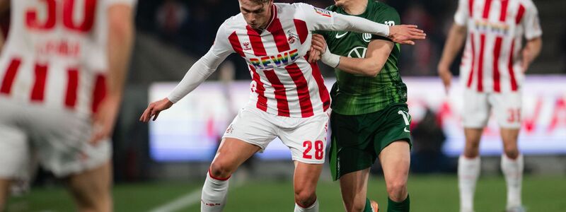 Kölns Sebastian Sebulonsen und Wolfsburgs Dzenan Pejcinovi? kämpfen um den Ball. - Foto: Marius Becker/dpa