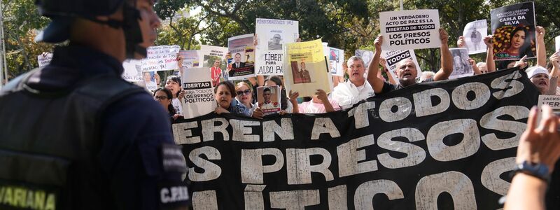 Angehörige und Menschenrechtsaktivisten haben die Freilassung aller politischen Gefangenen gefordert. (Archivbild) - Foto: Ariana Cubillos/AP/dpa