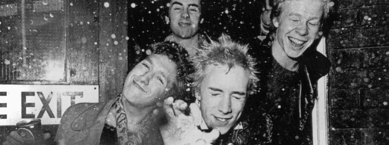 Die Sex Pistols: Steve Jones (l), Sid Vicious, John Lydon, Paul Cook. (Archivbild) - Foto: -/UPI/dpa