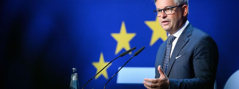 EU-Migrationskommissar Magnus Brunner setzt sich für die Abschiebung von Straftätern nach Syrien ein. (Archivbild)  - Foto: Bernd von Jutrczenka/dpa