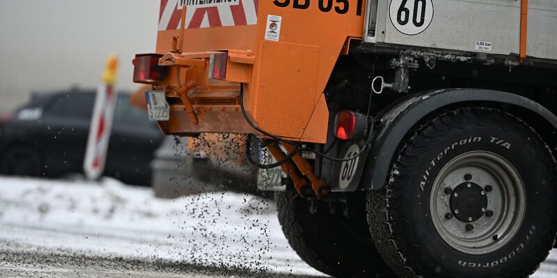 Auch das Wochenende startet mit Glättegefahr. - Foto: Markus Lenhardt/dpa