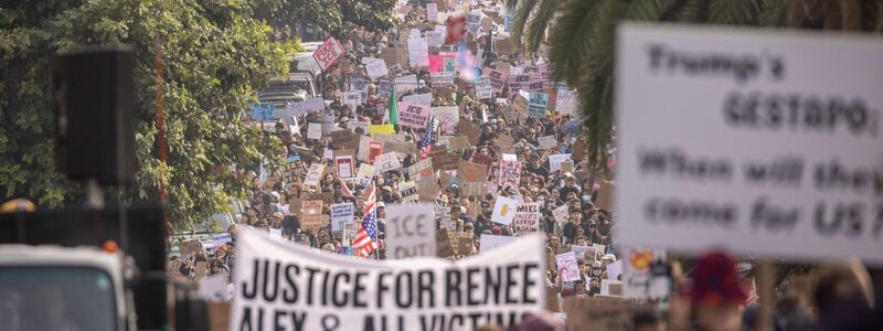 Auch in San Francisco demonstrieren viele Menschen gegen die Migrations-Politik und das Vorgehen der Bundesbehörden. - Foto: Stephen Lam/San Francisco Chronicle/AP/dpa